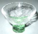  [おちょこの図。緑色の奇麗なガラス製の杯。献血回数によってガラスの色が違うらしい] 